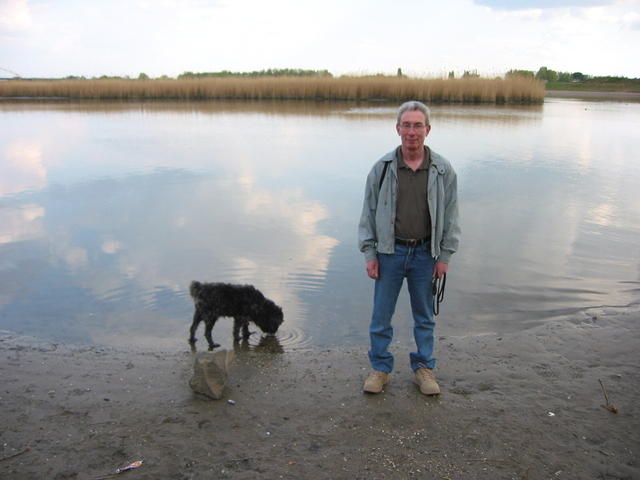 Avi and Gismo near the river Merwede